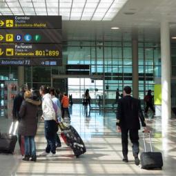 Intérieur de l'aéroport de Barcelone avec des gens avec des valises