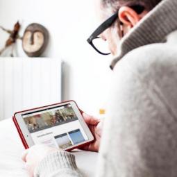 Homme regardant le site web de Meet sur une tablette