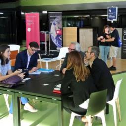 Empresarios conversando sentados en torno a una mesa