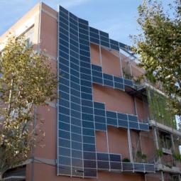 Placas solares en la fachada de un edificio