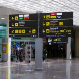 Carteles de indicaciones del aeropuerto de Barcelona
