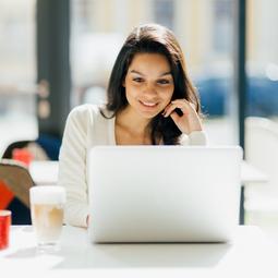 Jeune fille effectuant des démarches sur un ordinateur