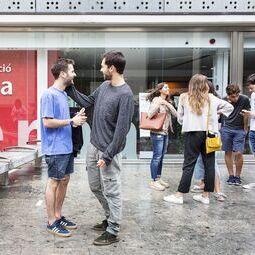 Des universitaires aux portes de la bibliothèque Blanquerna