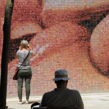 Fotomosaic El món neix a cada besada, de Joan Fontcuberta, a la plaça d'Isidre Nonell