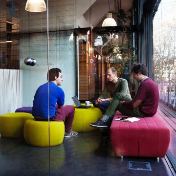 Jeunes réunis dans un bureau