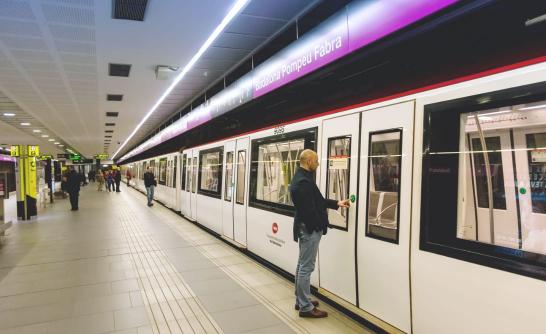 Persona accedint a dins del metro de Barcelona