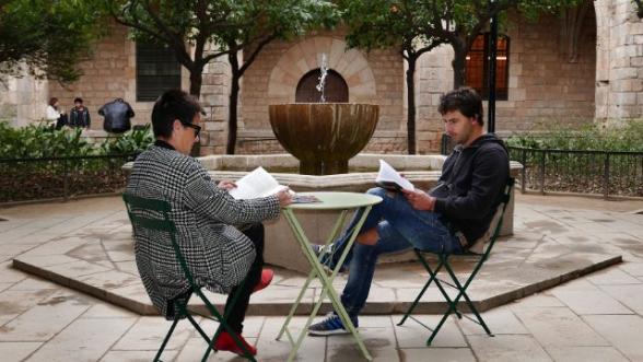 Plaza de Barcelona con dos personas leyendo