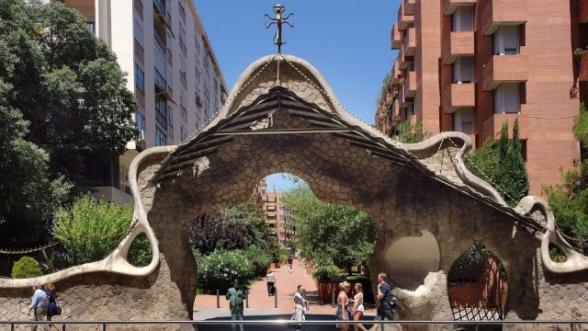 Door and wall of the Finca Miralles, designed by Antoni Gaudí