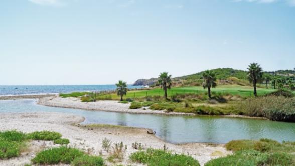 Terrain de golf avec vue sur la plage de Barcelone