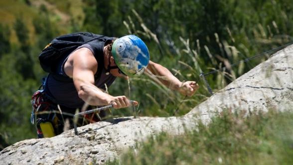 Personne faisant de l'escalade