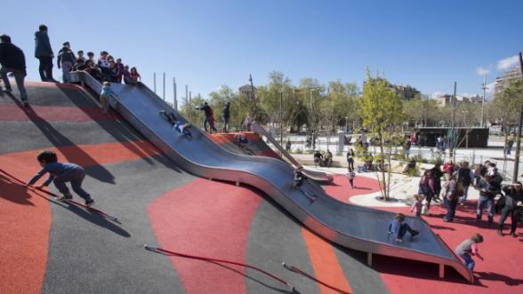 Plaça de les Glòries Catalanes. Aire de jeux pour enfants