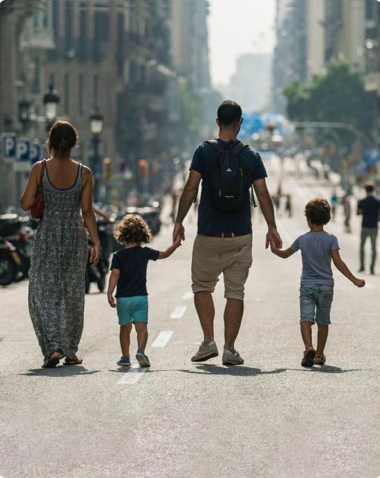 Familia paseando por las calles de Barcelona