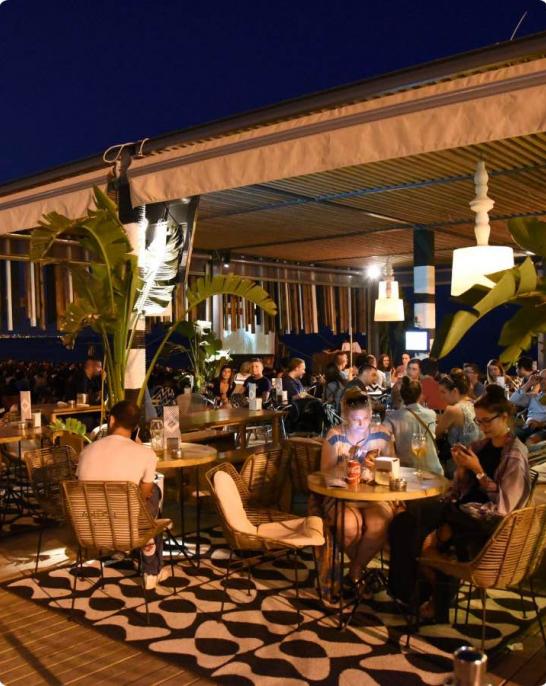 Terraza de Barcelona con gente cenando