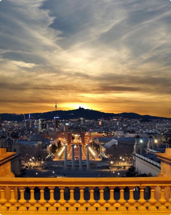 Vistas de la Fuente Mágica de Montjuïc y las cuatro columnas de noche