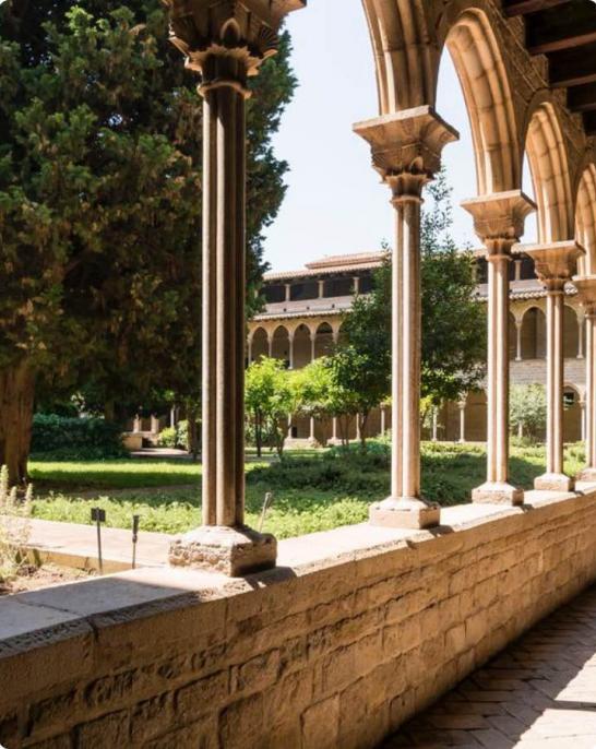 Vue des colonnes géminées du cloître de Pedralbes de Barcelone