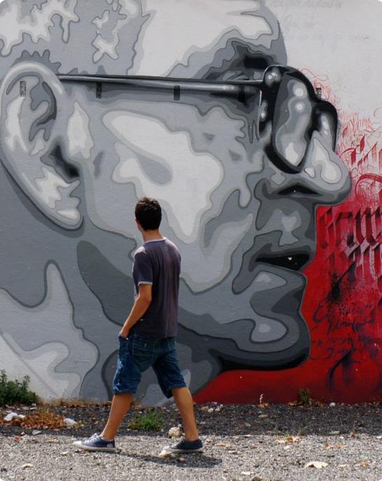 Personne regardant un graffiti dans les rues de Barcelone