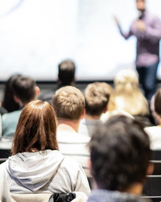 Persona ofreciendo una charla con público