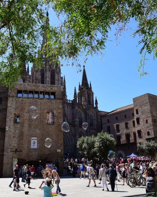 Espectacle de bombolles a l'avinguda de la Catedral de Barcelona