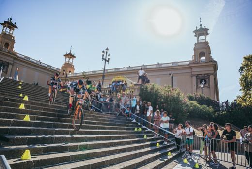 Ciclistas en las escaleras del Museo Nacional de Cataluña durante la Copa del Mundo UCI Mountain Bike Eliminator