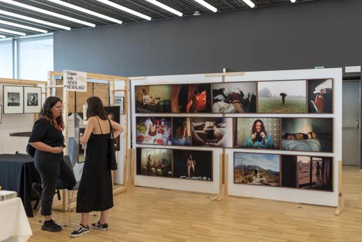 Dos mujeres al Art Photo Bcn 2022