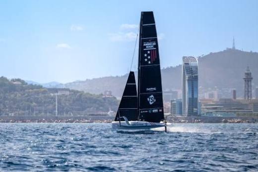 Un vaixell s'entrena per a la Copa Amèrica davant la costa de Barcelona.