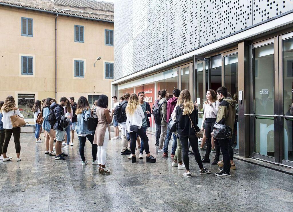 Jeunes étudiants devant la façade de l'université Blanquerna